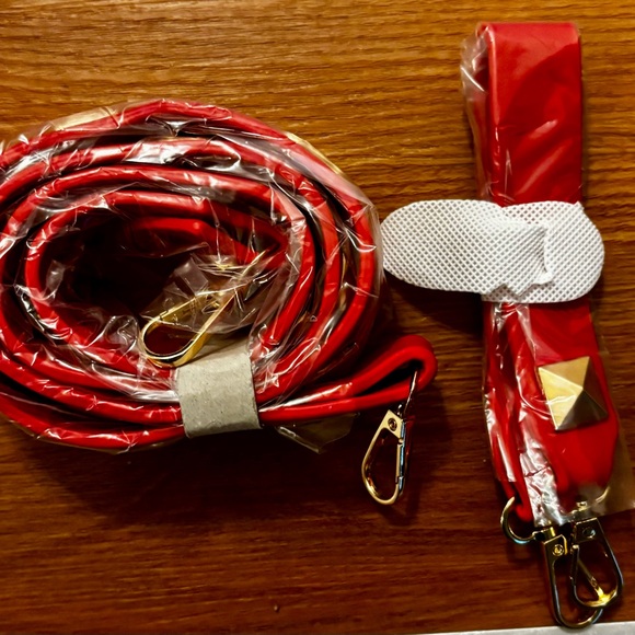 3AM Forever NWT Bright red Quilted Gold studs Bucket Bag Detachable straps - Picture 16 of 16